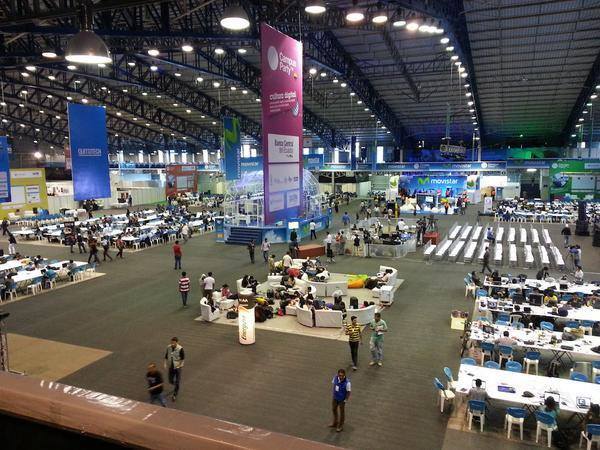 Personas de la tercera edad se benefician de bautizos digitales en el Campus Party