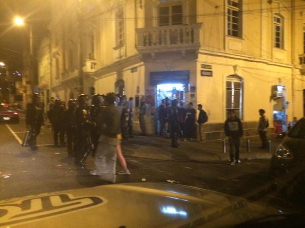 Estudiantes del Colegio Mejía realizaron una violenta protesta