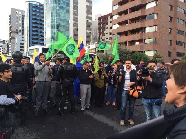 Cientos de personas se manifiestan a favor y en contra del gobierno en Quito