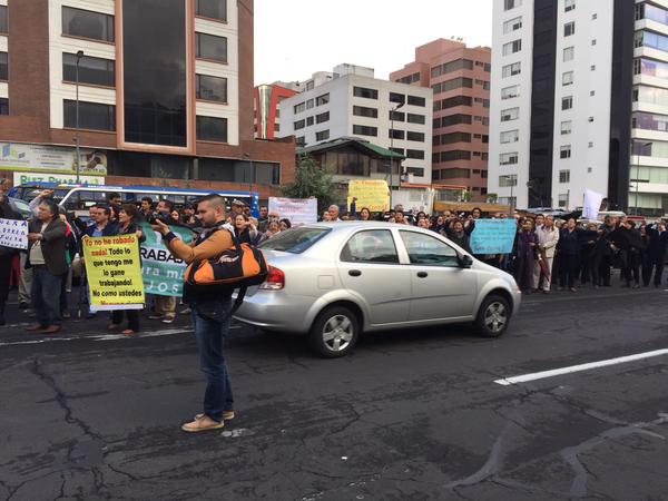 Cientos de personas se manifiestan a favor y en contra del gobierno en Quito