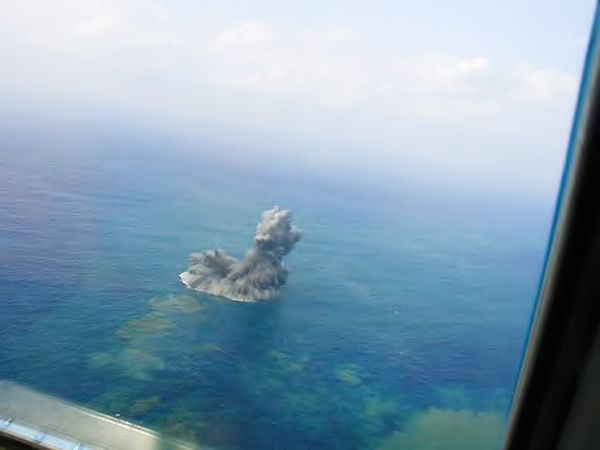 VIDEO: Impresionante explosión volcánica forma pequeña isla en Japón