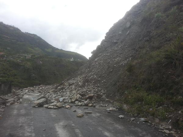 Derrumbe de parte de una montaña afecta vía Patate-Baños en Tungurahua