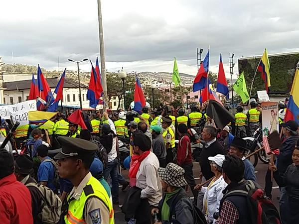 Oficialismo insiste en reformas, oposición dice que mantendrá protestas