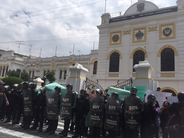 Militares en servicio pasivo realizan plantón en apoyo al ISSFA