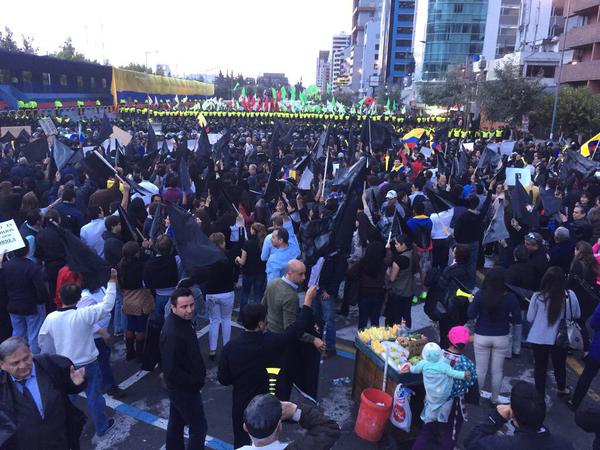 La Av. de Los Shyris concentra a oficialistas y opositores por quinto día