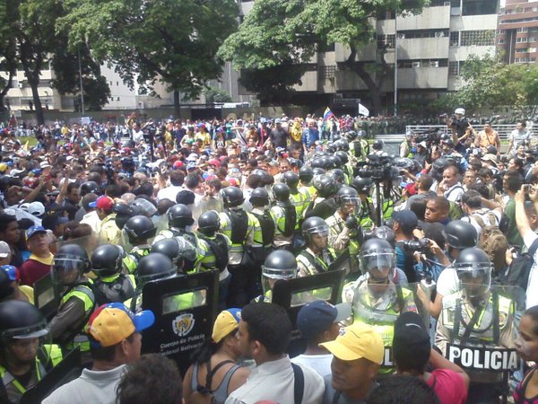 El chavismo reprime la marcha a favor del revocatorio contra Nicolás Maduro