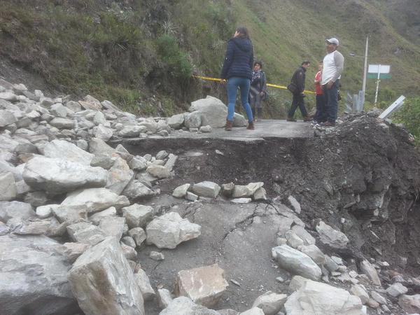 Derrumbe de parte de una montaña afecta vía Patate-Baños en Tungurahua