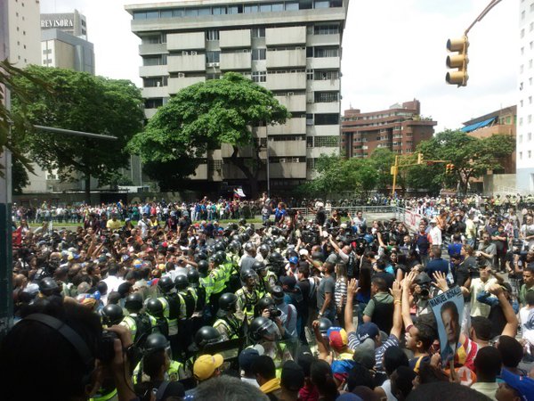 El chavismo reprime la marcha a favor del revocatorio contra Nicolás Maduro