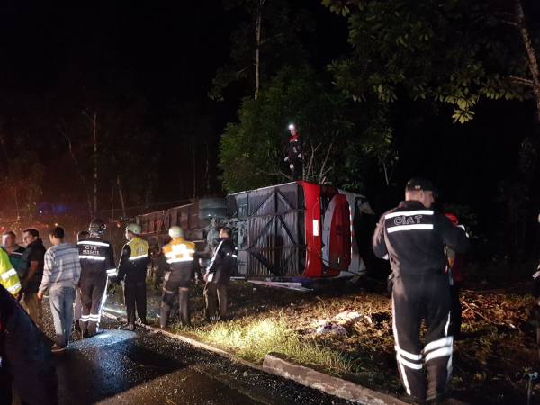 7 muertos y 27 heridos tras accidente en la vía a Santo Domingo de los Tsáchilas