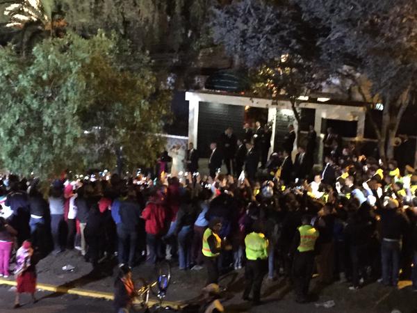El papa Francisco salió de la Nunciatura a dar la bendición a quiteños