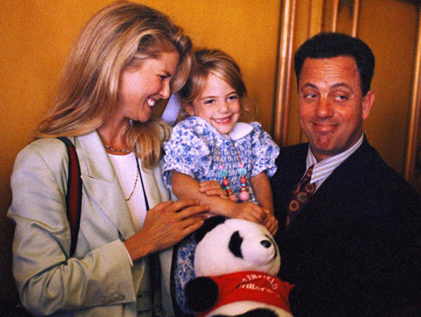 Modelo sorprende a sus 63 años posando para Sports Illustrated