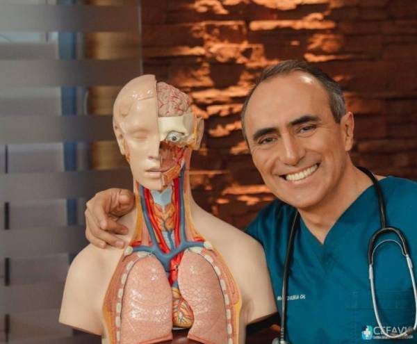 Doctor Albuja expone en vivo a estafadores internacionales: Está en televisión ecuatoriana