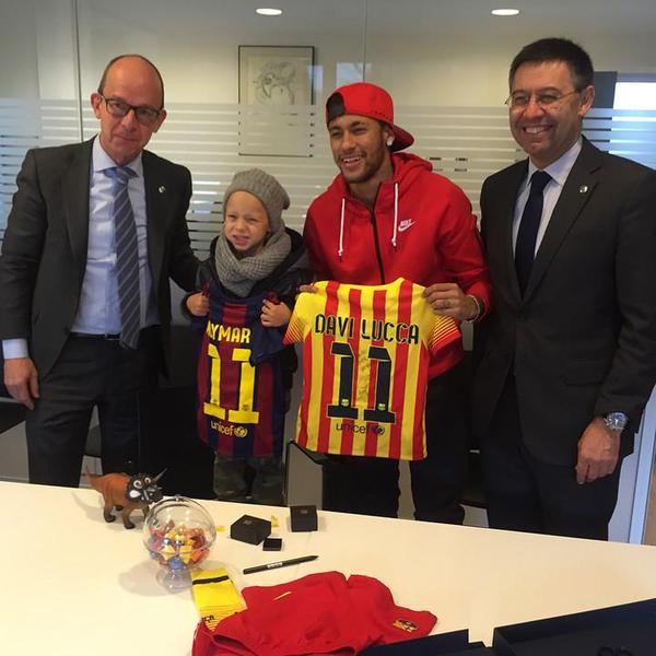 Neymar y su hijo se hacen socios del Barça