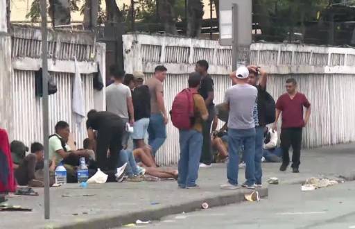 Foto de reservistas afuera de la Base de Movilización Occidental de Guayaquil.