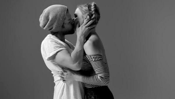 Las tiernas reacciones de desconocidos que se besan por primera vez