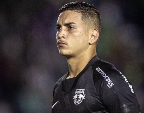 El defensa brasileño Renán Víctor da Silva, jugador del Bragantino