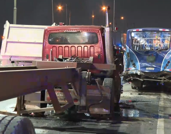 Un choque entre un bus y un tráiler en el noroeste de Guayaquil dejó 11 heridos
