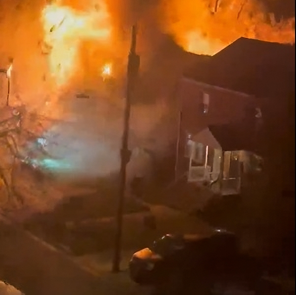 Una casa explotó en Arlington, Estados Unidos, cuando policías se acercaban a revisarla