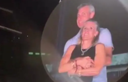 Kristin Cabot y Andy Byron en la pantalla gigante en medio de un recital de Coldplay.