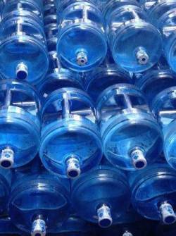 Imagen referencial para graficar botellones de agua.