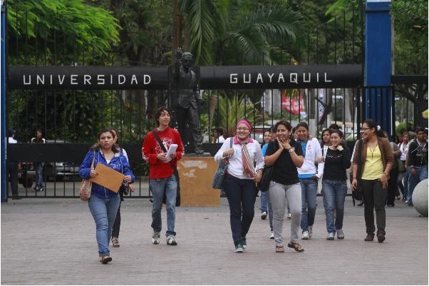 Universidad de Guayaquil sancionada por cobros indebidos a los estudiantes