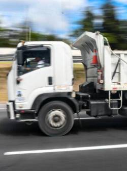 Foto referencial a vehículos de transporte pesado sobre la Av. Simón Bolívar