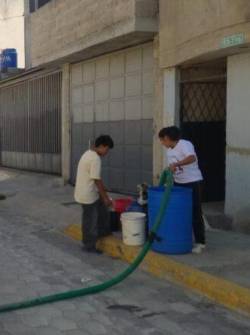 Tanqueros abastecen de agua a los habitantes de parroquias.
