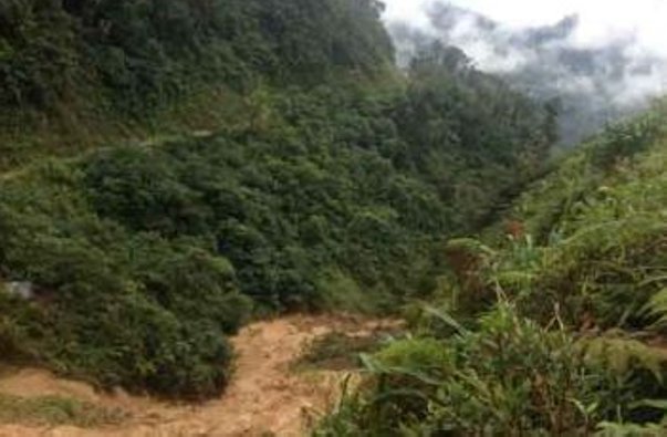 Deslave en vía Baños-Puyo sepultó una camioneta