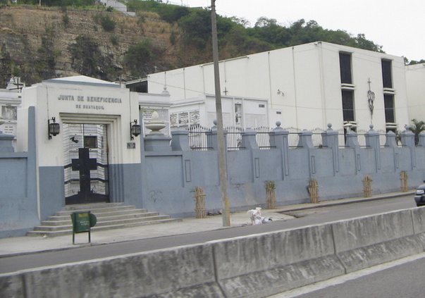 Tres fosas comunes fueron halladas en Cementerio General de Guayaquil