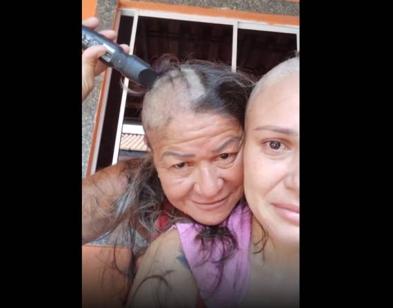 Luciana Rebello (derecha) y su madre. Foto: captura de video.