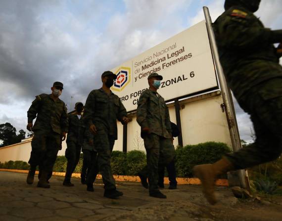 Militares resguardaron los exteriores del centro forense, en Cuenca, a donde llegaron los cadáveres.