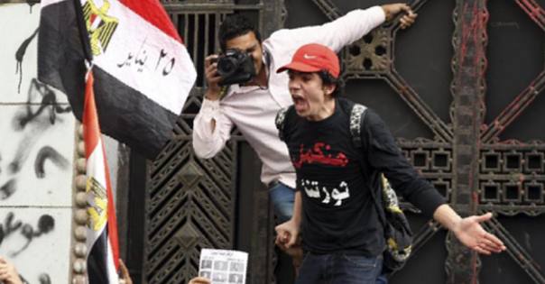 La oposición egipcia critica la convocatoria de comicios en medio de tensión