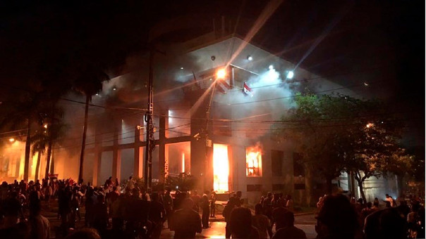 Manifestantes ocupan y queman parte de la sede del Congreso de Paraguay