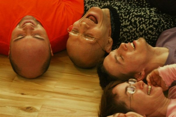 Yoga de la risa para celebrar el día de la felicidad