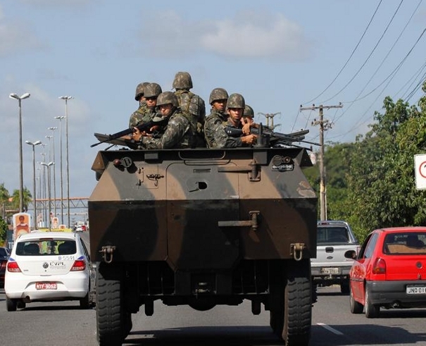 Los policías en huelga en Bahía se entregan al Ejército brasileño