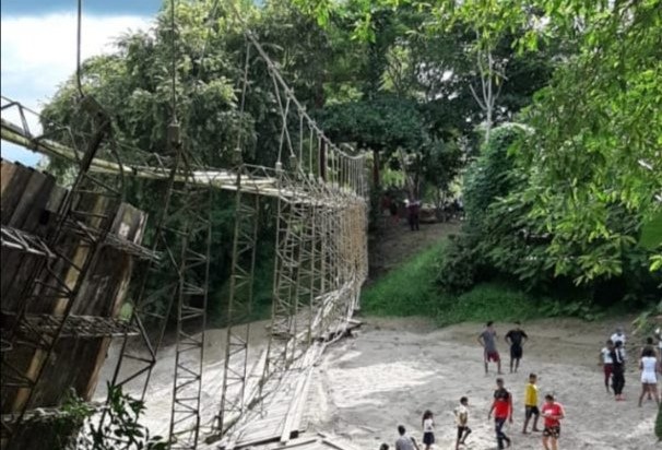 Cinco muertos al desprenderse un puente colgante en Colombia