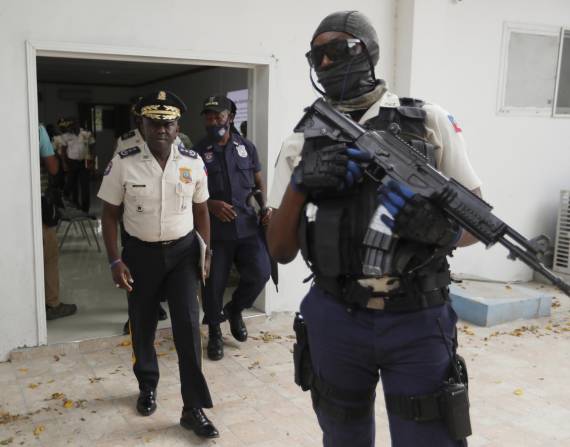 El director de la policía de Haití, Léon Charles (i.) se retira tras una conferencia de prensa en Puerto Príncipe.