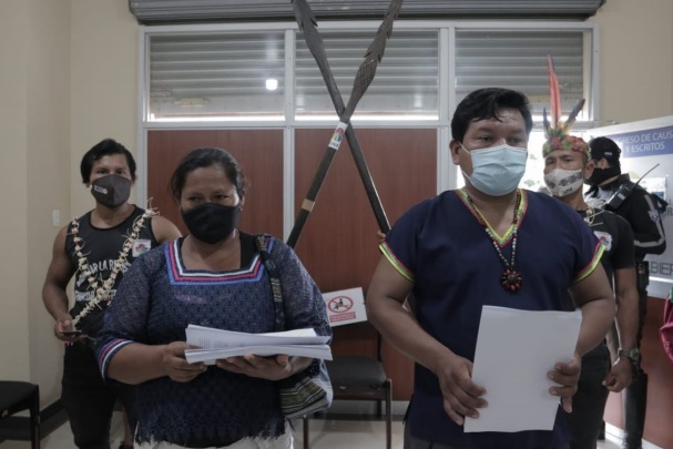 Indígenas entregan 14.000 firmas de apoyo a víctimas de derrame
