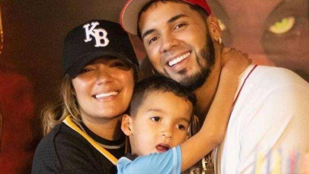 Imagen de archivo de Karol G, Pablo (el hijo mayor del rapero) y Anuel AA.