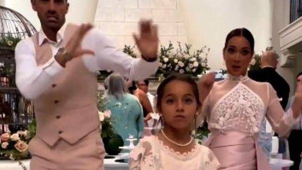 Imagen del baile entre Adamari, Toni y su hija.