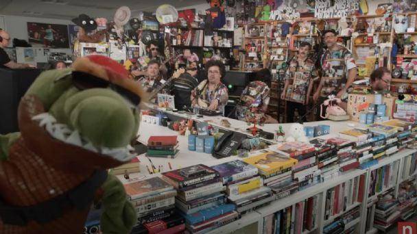 El muñeco reptil hace referencia a Alligator Alcatraz, una cárcel para deportados que abrió el gobierno del presidente Donald Trump en el estado de Florida, en julio de 2025.