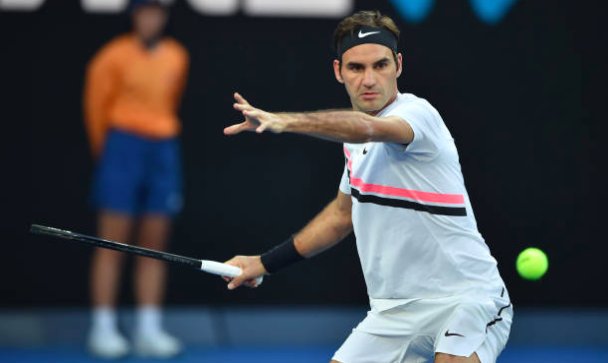 Federer inicia defensa del título con una victoria
