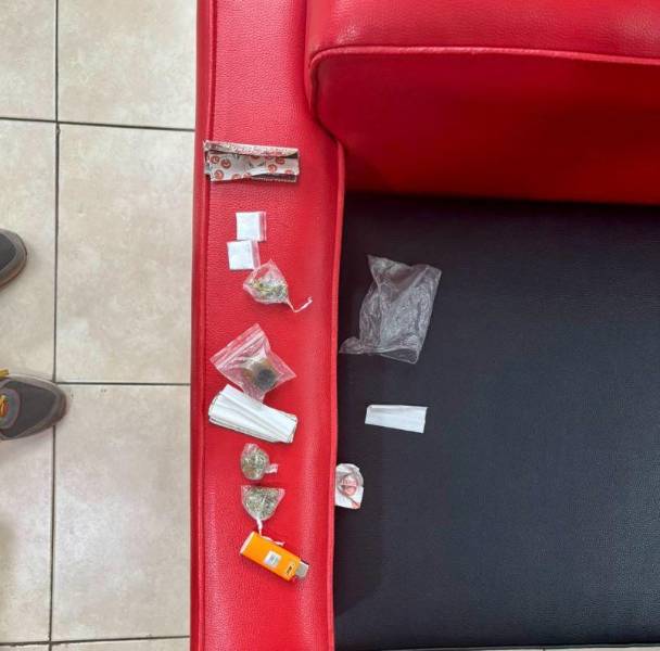 Sustancias sujetas a fiscalización halladas en la barbería.
