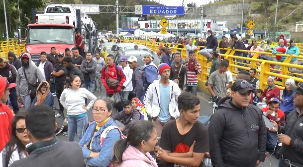 Reabren puente de Rumichaca tras bloqueo de venezolanos