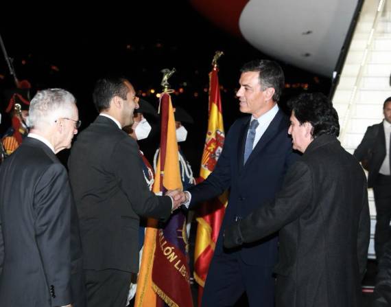 El canciller Juan Carlos Holguín (segundo desde la izquierda) saludó al presidente de España, Pedro Sánchez.