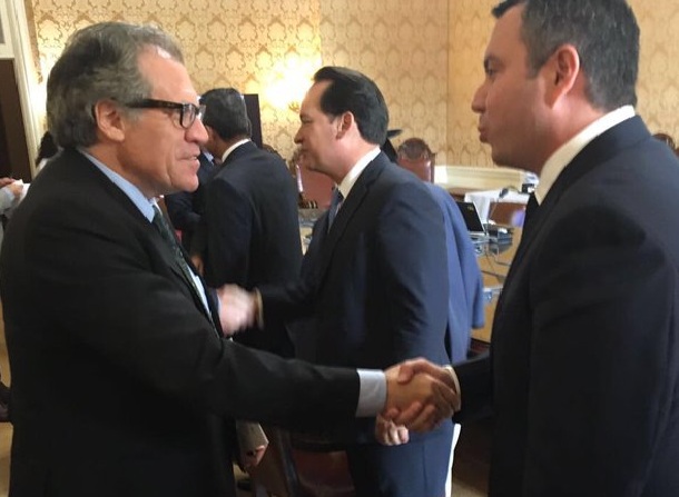 Correa califica de “vende patrias” a delegados de organizaciones políticas que se reunieron con Almagro