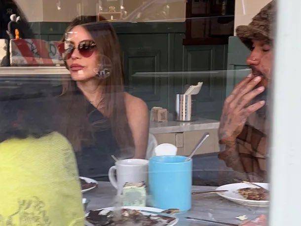 Imágenes del momento en que Sofía Vergara y Hamilton almorzaban en compañía de amigos.