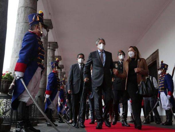 Lasso se somete a operación en Miami sin delegar la Presidencia