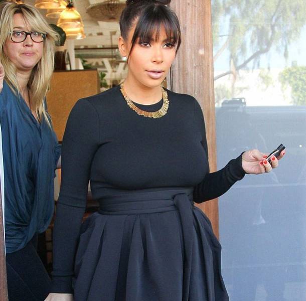 Kim Kardashian muestra voluptuoso cuerpo por embarazo