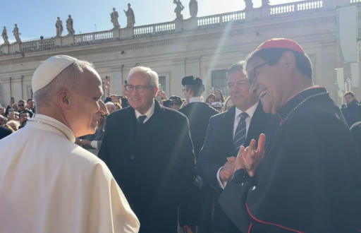 Captura de pantalla, Papa León XIV junto al director, Juan Xavier Cordovez en el centro derecha y el cardenal Luis Cabrera derecha.